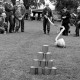 ARH Slg. Weber 02-054/0008, Junge Mitglieder der Feuerwehr bei einem Kinderfest mit Wettkampf und Spielen zum Jubiläum der Jugendfeuerwehr Lemmie auf dem Sportplatz des MTV Lemmie