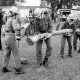 Archiv der Region Hannover, ARH Slg. Weber 02-054/0010, Junge Mitglieder der Feuerwehr bei einem Kinderfest mit Wettkampf und Spielen zum Jubiläum der Jugendfeuerwehr Lemmie auf dem Sportplatz des MTV Lemmie