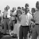 Archiv der Region Hannover, ARH Slg. Weber 02-055/0013, Stadtdirektor Hans Bildhauer (rechts) und weitere Personen bei einer Veranstaltung auf der Sportanlage des SV Gehrden in der Lange Feldstraße, Alt-Gehrden