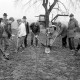 Archiv der Region Hannover, ARH Slg. Weber 02-055/0014, Pflanzaktion für Grüngehölz in der Feldmark mit l. Ortsbürgermeister und Landwirt Hermann Deiters, Leveste