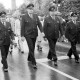 ARH Slg. Weber 02-057/0001, Mitglieder der Ortsfeuerwehr Gehrden und weitere Personen bei einem Festumzug in der Lange Feldstraße / Ecke Gärtnereiweg, Alt-Gehrden