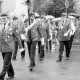 ARH Slg. Weber 02-057/0006, Schützenverein Lemmie angeführt vom Vorsitzenden Siegfried Schulz bei einem Festumzug in der Lange Feldstraße / Ecke Gärtnereiweg, Alt-Gehrden