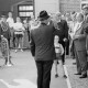 Archiv der Region Hannover, ARH Slg. Weber 02-058/0017, Ein Blasorchester vor Gehrdens Bürgermeister Gerhard Oberkönig bei einem Stadtfest?