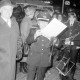 ARH Slg. Weber 02-059/0007, Bürgermeister Helmut Oberheide mit dem Dirigenten der Musikkapelle der Feuerwehr beim Weihnachtsmarkt auf dem Marktplatz, Gehrden