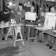 ARH Slg. Weber 02-059/0008, Junge Mitglieder der Feuerwehr beim Bemalen von Plakaten, in der Mitte Rainer Kunze, zweiter von rechts Wolfgang Dehn von der Leitung der Jugendfeuerwehr Gehrden 