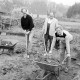 Archiv der Region Hannover, ARH Slg. Weber 02-062/0004, CDU-Mitglied Jens Brackert (links) und zwei weitere Männer arbeiten am Grillplatz "Hupenwiese", Lehnte