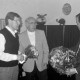 Archiv der Region Hannover, ARH Slg. Weber 02-063/0002, V.l. Bauamtsmitarbeiter Herbert Meyer, Schulhausmeister Fritz Wente von der Grundschule Am Castrum und Stadtdirektor Hans Bildhauer bei der Überreichung von Blumensträußen, Gehrden