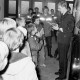 Archiv der Region Hannover, ARH Slg. Weber 02-064/0004, Rainer Kunze zeigt Kindern im Rahmen der Feuerwehr eine Gasmaske