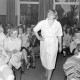 Archiv der Region Hannover, ARH Slg. Weber 02-067/0012, Eine Modenschau beim DRK-Ortsverein Redderse? im Dorfgemeinschaftshaus, Redderse 