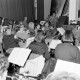 Archiv der Region Hannover, ARH Slg. Weber 02-069/0002, Probe des Musikkorps der Schützengesellschaft Ottomar-von-Reden in der Festhalle, Gehrden