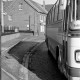 Archiv der Region Hannover, ARH Slg. Weber 02-069/0003, Die Bushaltestelle an der Deisterstraße mit einem abfahrenden Bus, im Hintergrund das Gasthaus Fehlie, Lemmie