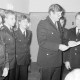 Archiv der Region Hannover, ARH Slg. Weber 02-070/0015, Stadtbrandmeister Fritz Narten überreicht eine Urkunde an den Ortsbrandmeister Günter Baumgarten bei der Jahreshauptversammlung der Ortsfeuerwehr Leveste im Gasthaus Behnsen, Leveste