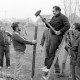 Archiv der Region Hannover, ARH Slg. Weber 02-071/0008, Manfred Hautau (auf der Leiter) schlägt mithilfe weiterer Männer einen Holzpflock an dem Sportplatz des MTV Lemmie in den Boden, l. Vorsitzender Günter Bullerdiek, zwischen Lemmie und Sorsum