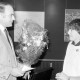 ARH Slg. Weber 02-071/0009, Bankdirektor und Filialleiter Hans-Jürgen Anacker von der Dresdner Bank überreicht einen Blumenstrauß in einer Kunstausstellung, Gehrden