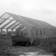 Archiv der Region Hannover, ARH Slg. Weber 02-072/0001, Grundgerüst beim Bau der Lagerhalle an der Straße Bröhnrehr am Ortseingang Lemmie
