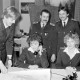 ARH Slg. Weber 02-072/0008, Stehend v. l. Rainer Kunze, Albert Fricke und Armin Jeschonnek und sitzend Susanne Meier und Ulrike Gieseke der Feuerwehr Gehrden bei einem Sprechfunklehrgang im Feuerwehrhaus, Gehrden