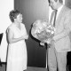 ARH Slg. Weber 02-072/0022, Stadtdirektor Hans Bildhauer überreicht zur Verabschiedung einen Blumenstrauß an Sozialamtsleiterin Frieda Häupl, Gehrden