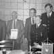 Archiv der Region Hannover, ARH Slg. Weber 02-073/0010, V.l. Bürgermeister Helmut Oberheide, Werner Burose, Stadtdirektor Hans Bildhauer, Friedrich Rascher und Stadtbrandmeister Fritz Narten bei einer Urkundenübergabe der Ortsfeuerwehr Ditterke im Gasthaus von Erna und Günter Hogrefe, Ditterke
