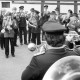 Archiv der Region Hannover, ARH Slg. Weber 02-073/0019, Auftritt der Schützenkapelle Ottomar v. Reden und der Feuerwehrkapelle Gehrden mit dem Dirigenten Kurt Lambrecht auf dem Marktplatz, Gehrden