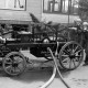 ARH Slg. Weber 02-074/0017, Junge Mitglieder der Feuerwehr Northen an einer Löschpumpe auf einer Kutsche