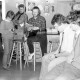 Archiv der Region Hannover, ARH Slg. Weber 02-076/0015, Stadtjugendpfleger Horst-Dieter Scholz (Dritter von links) mit weiteren Personen bei einer musikalischen Lesung im Jugendpavillon Gehrden