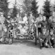 ARH Slg. Weber 02-079/0008, Gruppenfoto mit jungen Mitgliedern der Feuerwehr neben einem Feuerwehrwagen