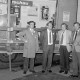 Archiv der Region Hannover, ARH Slg. Weber 02-079/0010, Dietmar Müller (zweiter von links) mit drei weiteren Männern vor einem Ausstallungswagen bei einer Ausstellung über Heiztechniken bei Heizung-Lüftung-Sanitär Müller, Gehrden