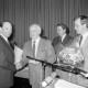 ARH Slg. Weber 02-079/0016, Werner Raupert (CDU-Ratsmitglied und Ortsvorsteher in Ditterke) erhält von Bürgermeister Helmut Oberheide und Stadtdirektor Hans Bildhauer eine Urkunde und einen Blumenstrauß, dahinter Heinrich Berkefeld, Gehrden