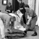 ARH Slg. Weber 02-080/0008, Mitglieder der Feuerwehr falten mit Klaus Wedemeyer (rechts) und Rainer Kunze (zweiter von rechts) Planen für ein Zeltlager der Jugendfeuerwehr Gehrden zusammen