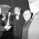 Archiv der Region Hannover, ARH Slg. Weber 02-080/0013, Ortsbrandmeister Willi Siebert erhält eine Vase und einen Blumenstrauß von Werner König, daneben Helmut Schneeberg und Rainer Kunze von der Feuerwehr Gehrden