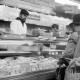 Archiv der Region Hannover, ARH Slg. Weber 02-082/0007, Wochenmarktstand des Fischgeschäfts Horst Stommel, Gehrden