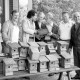 Archiv der Region Hannover, ARH Slg. Weber 02-084/0021, Mitglieder des SPD-Ortsvereins bei der Übergabe von selbstgebauten Nistkästen an Mitglieder des Vogelliebhaber- und Vogelschutzvereins Gehrden, Leveste