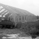 Archiv der Region Hannover, ARH Slg. Weber 02-085/0012, Grundgerüst beim Bau der Lagerhalle an der Straße Bröhnrehr am Ortseingang Lemmie