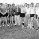 ARH Slg. Weber 02-087/0009, Zwei Fußballmannschaften mit Bürgermeister Gerhard Oberkönig (Mitte) zur Übergabe des Pokals, rechts daneben der Erste Vorsitzende des SV Gehrden Hermann Unselt, Gehrden