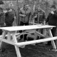 Archiv der Region Hannover, ARH Slg. Weber 02-088/0010, V.l. Ortsbürgermeister Hermann Deiters, N.N., Karl-Heinz Hahn, N.N. und Rolf-Peter Hübner bei der Einweihung eines neuen Picknicktisches, Leveste