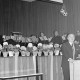 ARH Slg. Weber 02-088/0015, Bürgermeister Helmut Oberheide hält eine Rede zum 50-jährigen Jubiläum des Fußballs im SV Gehrden, im Hintergrund die Musikkappelle der Feuerwehr, Gehrden