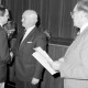 Archiv der Region Hannover, ARH Slg. Weber 02-088/0017, Verabschiedung? von Bürgermeister Helmut Oberheide mit seinem Nachfolger Heinrich Berkefeld (links) und SPD-Ratsmitglied Horst Lanka (rechts), Gehrden