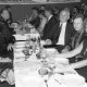 Archiv der Region Hannover, ARH Slg. Weber 02-089/0001, V.l. Siegrid Narten, Stadtbrandmeister Fritz Narten, Ortsbrandmeister Günter Baumgarten, Helmut Ammertmann, Bürgermeister Helmut Oberheide, Luise Oberheide und Ursula Gröper an einem festlich gedeckten Tisch, Gehrden