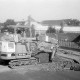 Archiv der Region Hannover, ARH Slg. Weber 02-089/0017, Ausbaggerung eines Lochs auf der Lange Feldstraße, im Hintergrund Gärtnerei Behre, Gehrden