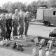 ARH Slg. Weber 02-089/0024, Mitglieder der Jugendfeuerwehr vor Geräten der Feuerwehr