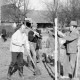 Archiv der Region Hannover, ARH Slg. Weber 02-090/0001, Ortsbürgermeister Karl-Heinz Hohmann (rechts) und weitere Männer bei einer Baumpflanzung in der Dorfmitte von Redderse