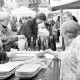 ARH Slg. Weber 02-090/0012, Personen an einem Verkaufsstand auf einem Markt?