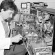 Archiv der Region Hannover, ARH Slg. Weber 02-092/0005, Gilbert Wolf bei der Reparatur eines Fernsehgeräts in seiner Werkstatt in seinem Fachgeschäft für Unterhaltungselektronik in der Dammstraße, Gehrden