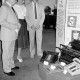 ARH Slg. Weber 02-092/0010, Klaus Söhnke von der Geschäftsstellenleitung (rechts) und zwei weitere Personen bei einer Ausstellung in der Geschäftsstelle der Volksbank, Gehrden
