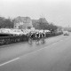 ARH Slg. Weber 02-093/0008, Eine Gruppe von Rennradfahrern auf der Schulstraße, Gehrden