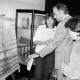 Archiv der Region Hannover, ARH Slg. Weber 02-094/0021, Bankdirektor Hans-Jürgen Anacker mit zwei weiteren Personen bei einer Kunstausstellung in der Filiale der Dresdner Bank, Gehrden
