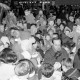 Archiv der Region Hannover, ARH Slg. Weber 02-096/0011, Ein Weihnachtsmann verteilt Süßigkeiten an Kinder auf einem Weihnachtsmarkt