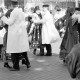 ARH Slg. Weber 02-097/0012, Paartanz von Personen in Trachten auf einem Marktplatz