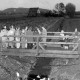 Archiv der Region Hannover, ARH Slg. Weber 02-098/0003, Einweihung der Holzbrücke vom Technischen Hilfswerk Ortsverband Ronnenberg über die Haferriede auf dem Verbindungsweg Gehrden - Ditterke
