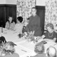 Archiv der Region Hannover, ARH Slg. Weber 02-099/0011, Mehrere ältere Personen an langen Tischen